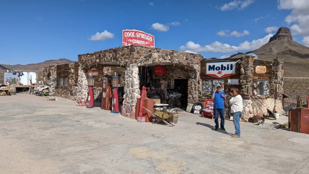 Magasin de cadeaux “Cool Springs Station”, située en plein désert sur la Route 66.