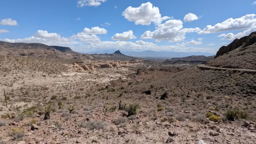 Point de vue sur un paysage désertique avec steppes rocheuses, depuis la Route 66