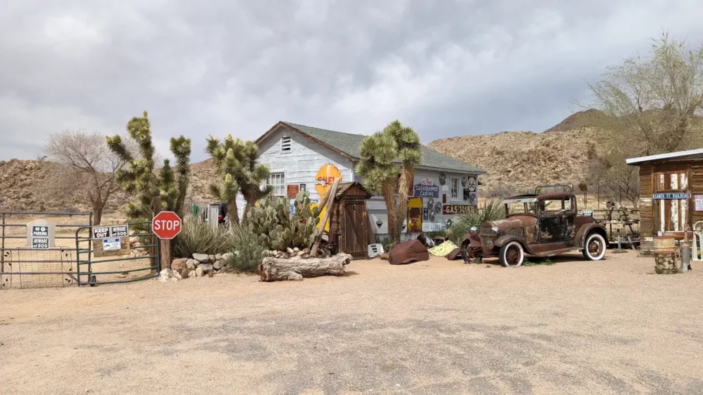 Boutique de cadeaux à Hackberry, ville de la Route 66 perdue en plein désert aux USA