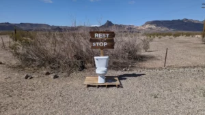 Rest Stop : toilettes à ciel ouvert situées sur le bord de la Route 66