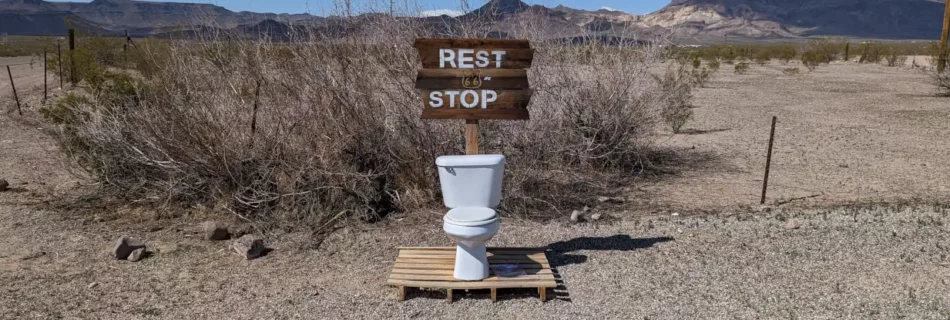 Rest Stop : toilettes à ciel ouvert situées sur le bord de la Route 66