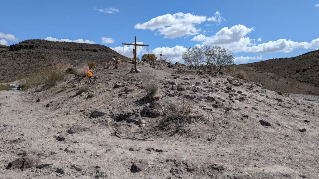 Dune de sable et de cailloux dans laquelle sont plantées des croix, près d’Oatman aux USA