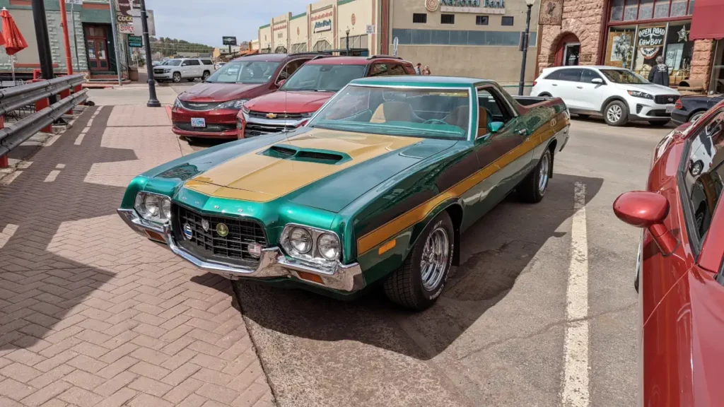 Ford Ranchero verte et dorée, garée sur une place de stationnement à Williams.