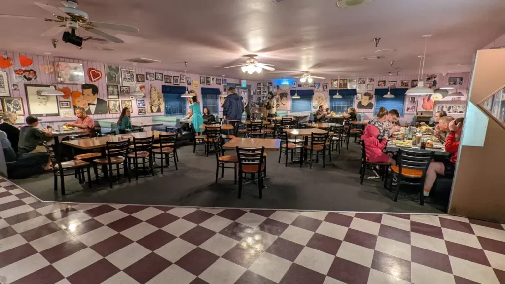 Salle principale du Peggy Sue's 50's Diner, avec son sol en damier.