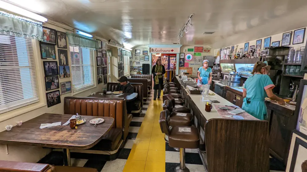 Première salle du Peggy Sue's 50's Diner, c’est l’image parfaite du restaurant sur la route 66.