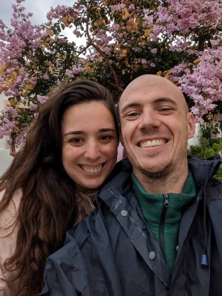 Helo et Nano qui posent devant un arbre à fleurs à Corfou en Grece pour leur blog voyage