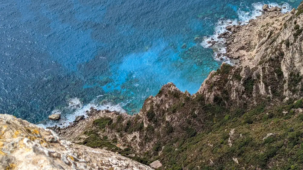 Vue gratuite sur les falaises et la mer depuis le chateau Angelokastro