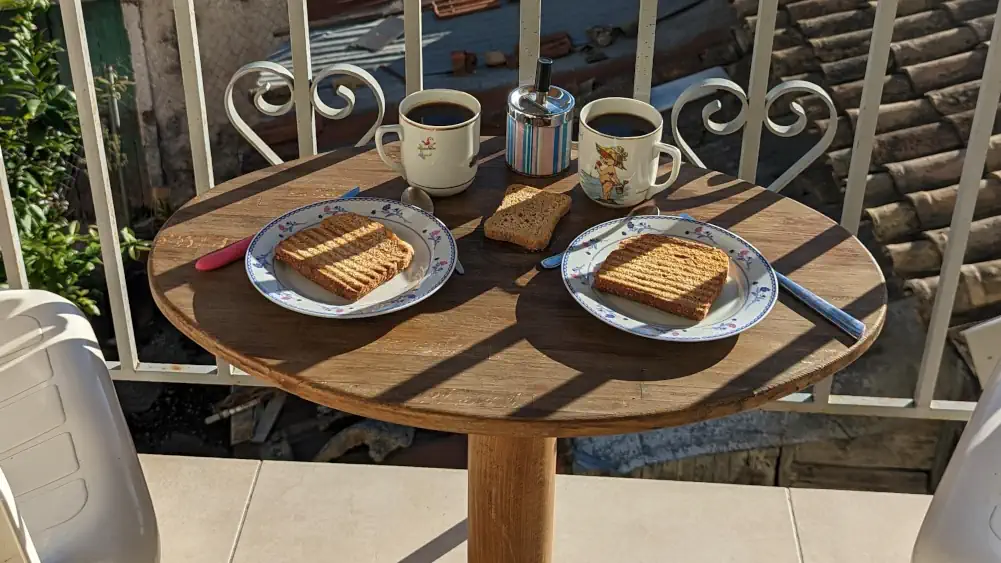 Petit déjeuner en terrasse au soleil ile grece 