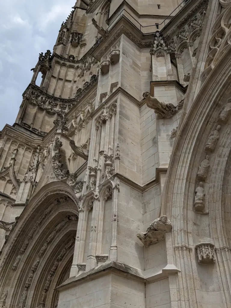 Gros plan sur les gargouilles de la cathedrale de Meaux, une richesse incroyable pour une ville a seulement 1h de paris