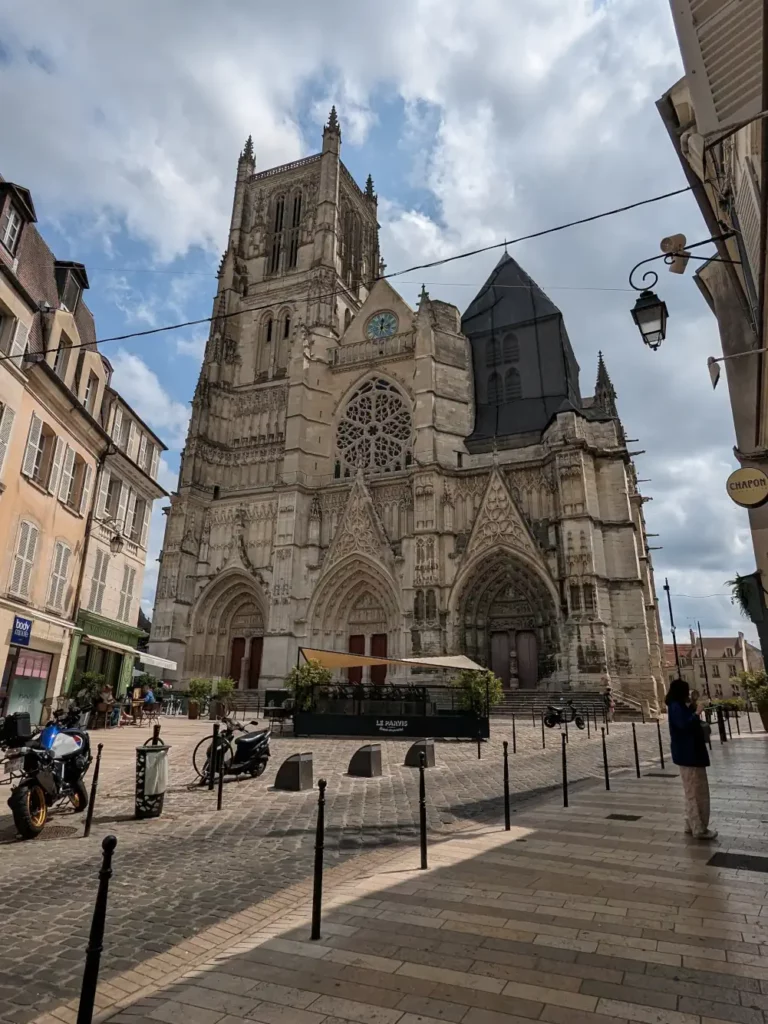 Façade gothique de la cathédrale Saint-Étienne de Meaux