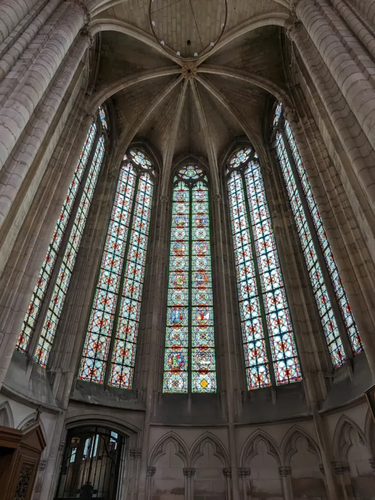 Vitraux de la cathedrale de la ville de Meaux a 1h de paris