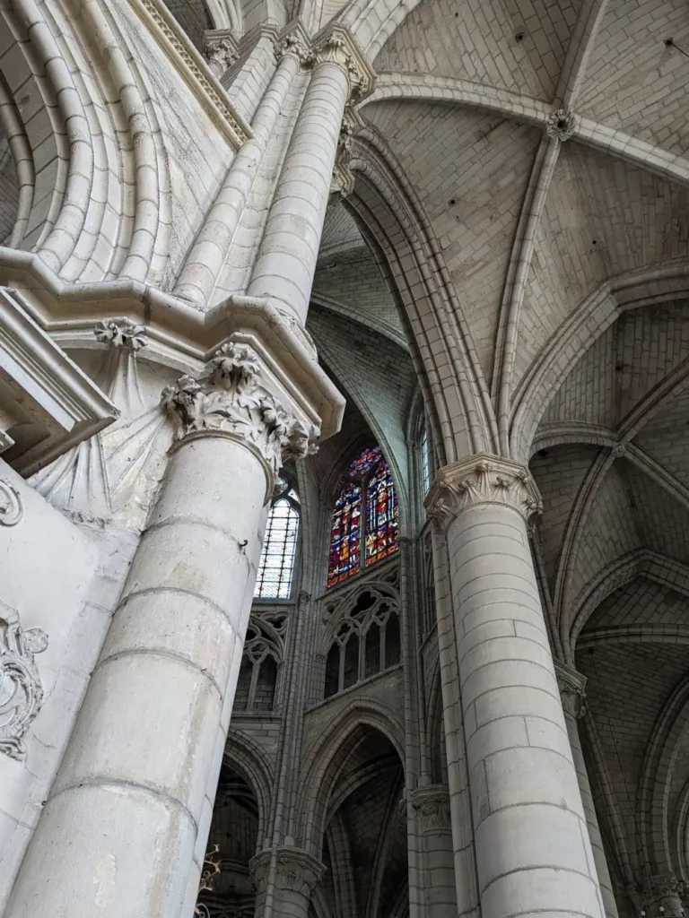 Voutes immenses à l'intérieur de la cathédrale Saint Etienne