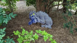 Chimère cachée sous un arbre de la ville de Meaux a 1h de Paris