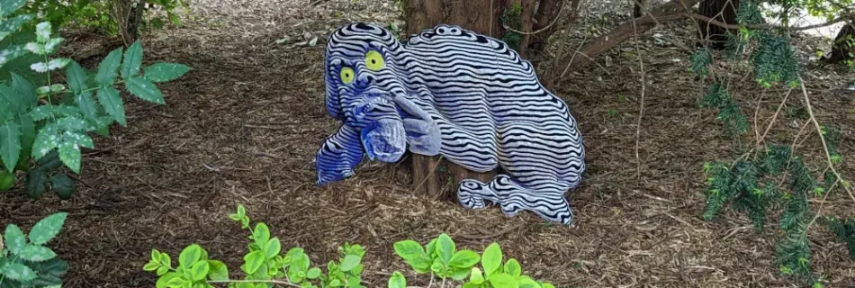 Chimère cachée sous un arbre de la ville de Meaux a 1h de Paris