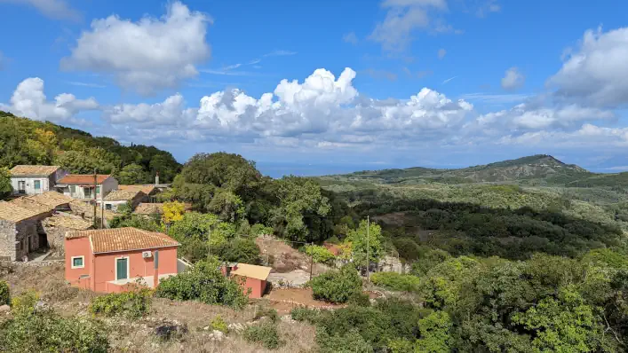 visiter corfou 1 semaine panorama maisons et montagnes sokraki