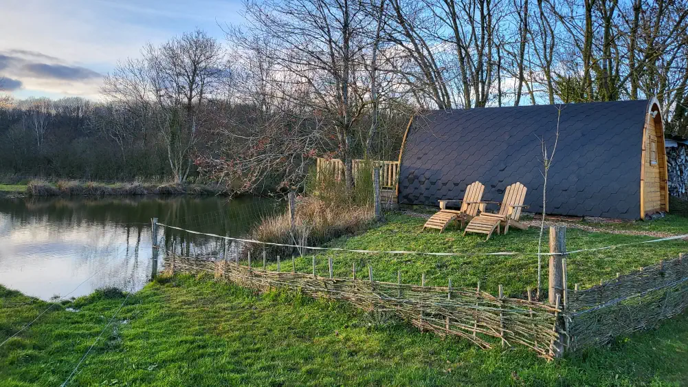 tiny house en face d'un lac, comme à la mer