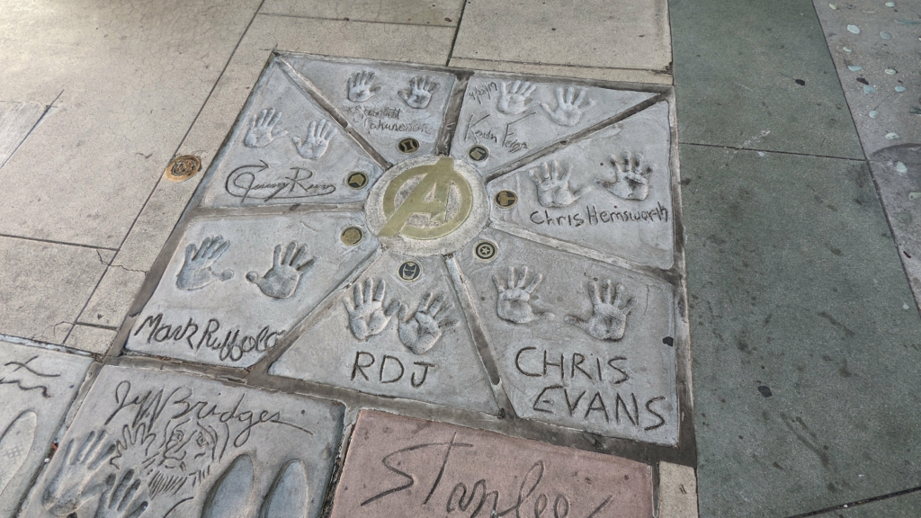 empreintes des avengers devant le cinema Grauman's Chinese Theatre au Hollywood Walk of Fame