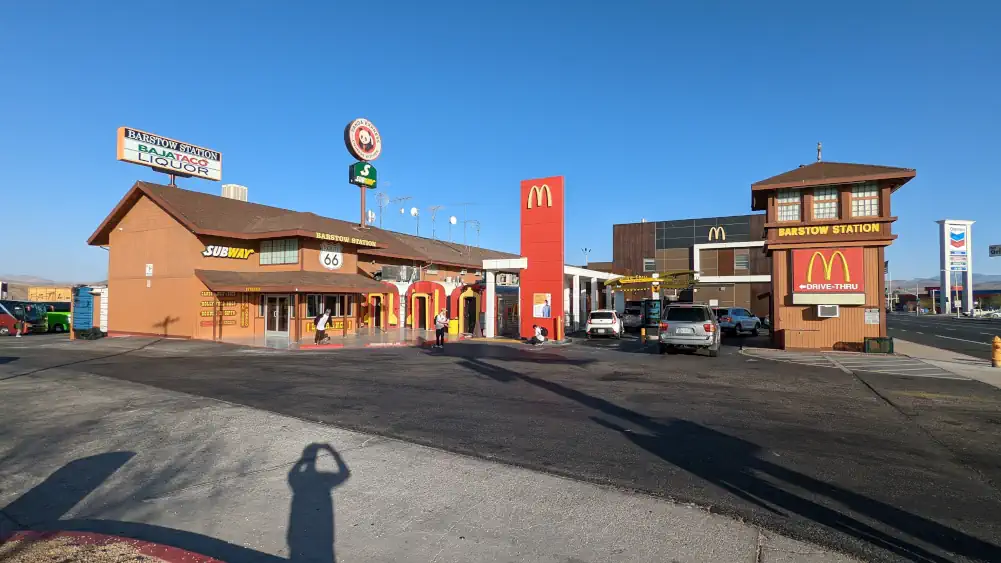 fortune telling machine : barstow station avec enseignes de fast food (mac donald, subway, panda express...)