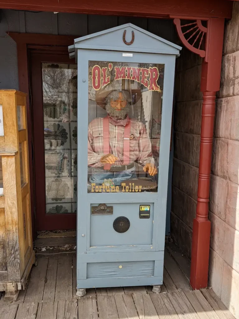 cabine bleu ciel dans laquelle se trouve le fortune teller Ol'Miner