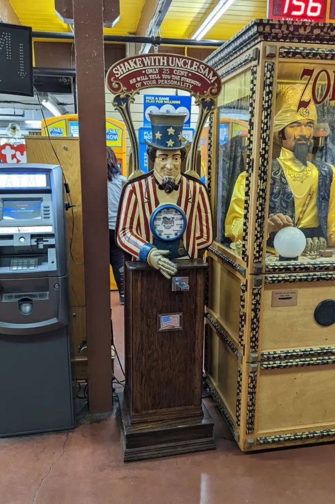 machine permettant de serrer la main de l'oncle sam à coté d'un zoltar