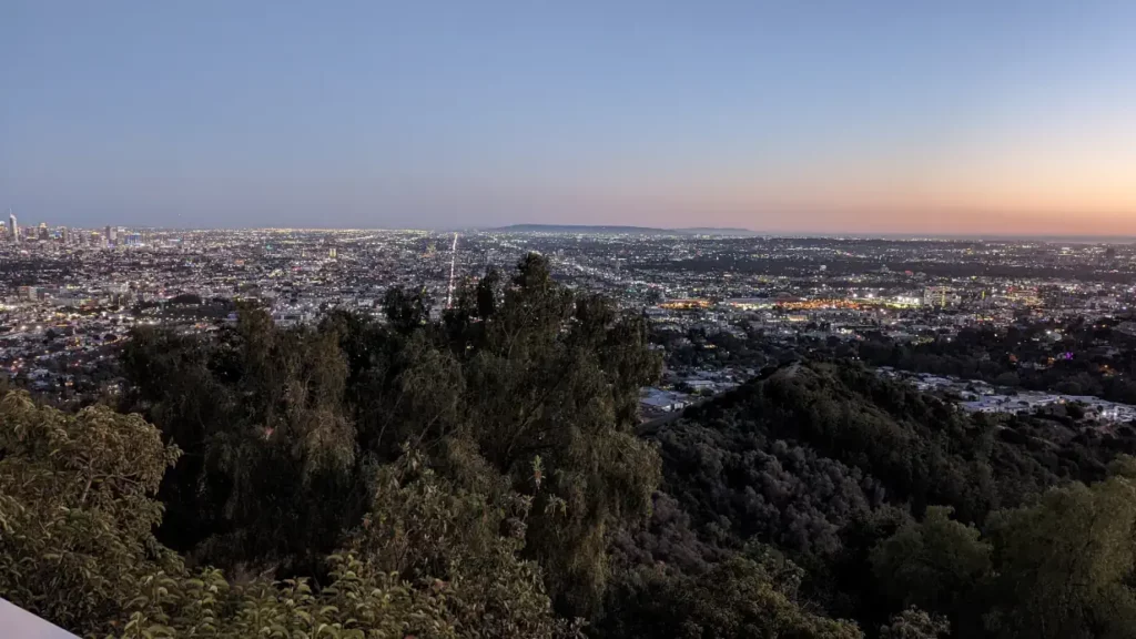 panorama sur Los Angeles de nuit avec ville éclairée