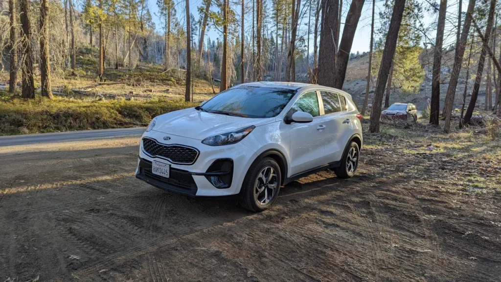 visiter san francisco ou los angeles : voiture de location blanche au parc national de yosemite