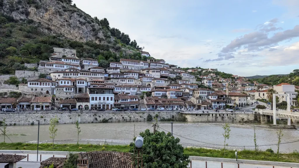 road trip de 10 jours en albanie : maisons aux mille fenetres de berat