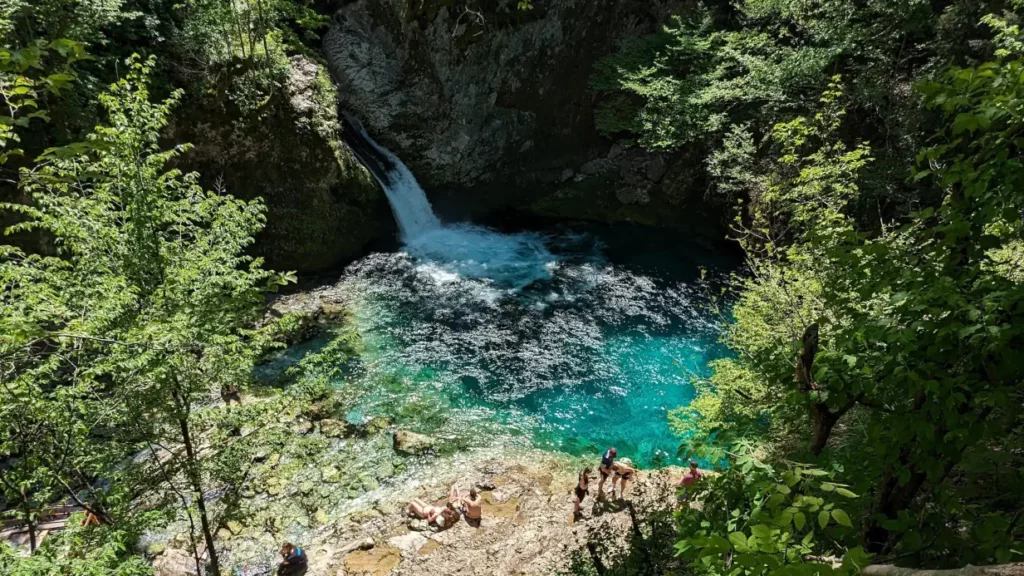 road trip de 10 jours en albanie : source du blue eye dans les montagnes de theth