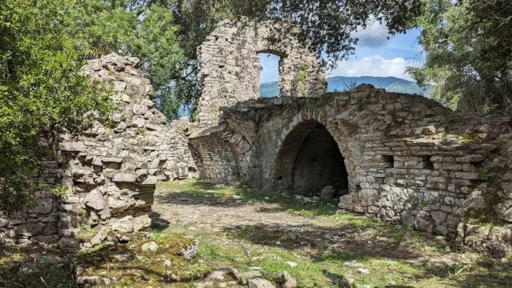 road trip de 10 jours en albanie : ruines dans le parc national de butrint