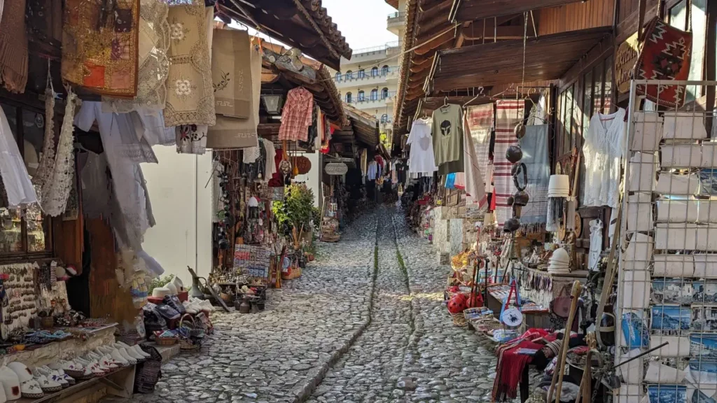 road trip de 10 jours en albanie : ruelle principale du vieux bazaar a kruje