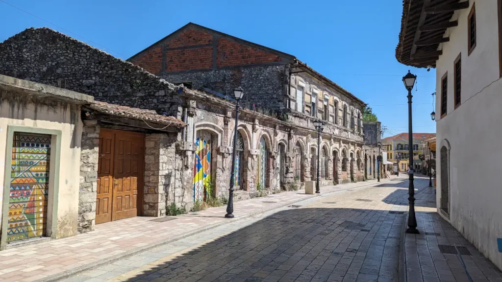 ruelle de shkoder avec soleil et graffitis