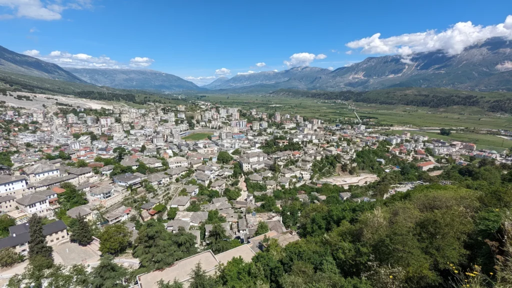 panorama sur la ville et la vallee de gjirokaster